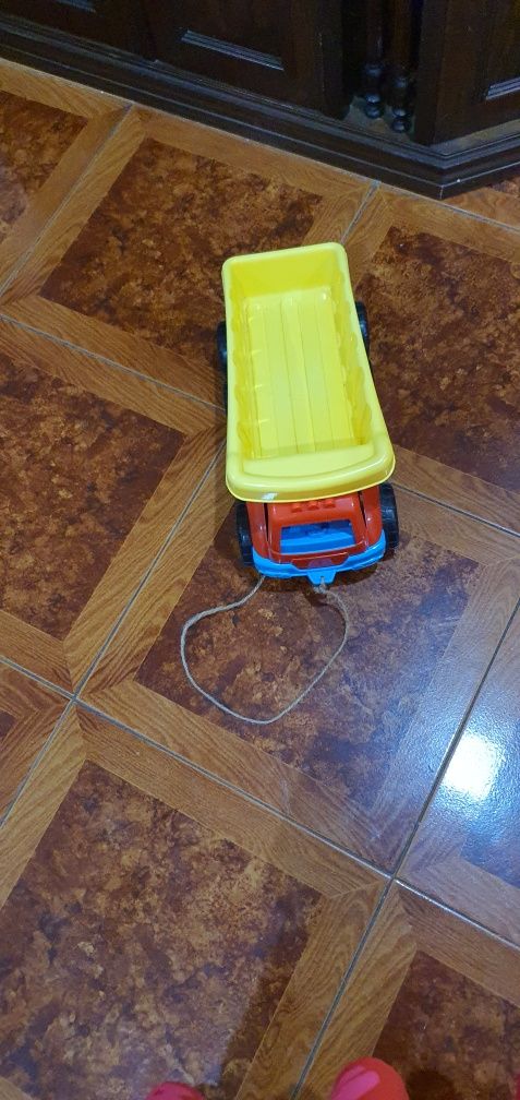 Vendo camioneta de brincar.