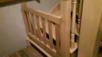Bramka drewniana sosnowa zabezpieczająca do schodów