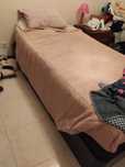Cama solteiro com colchão e arrumação
