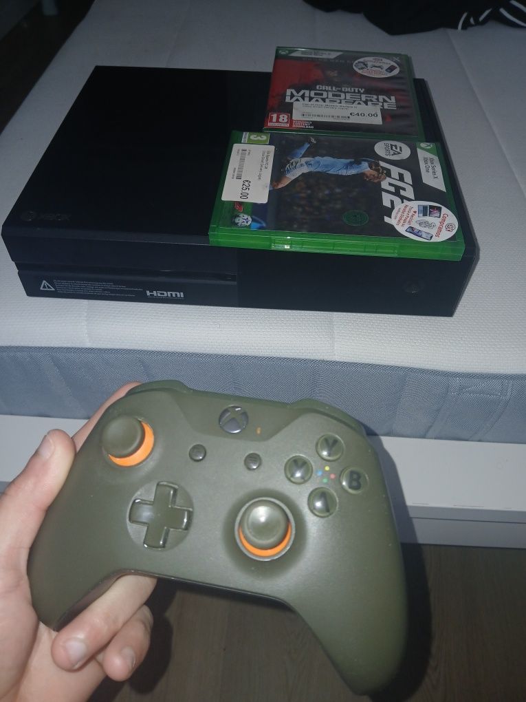Xbox one com 5 ano de garantia com comprovante, 1 controle, 2 jogo