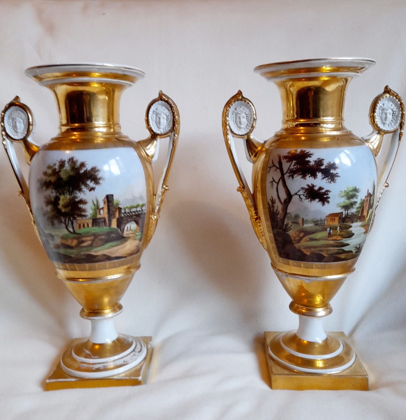 Par de jarras sec. XIX, em porcelana francesa.