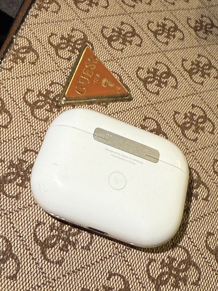 Продам кейс без навушників airpods pro 2  а2700