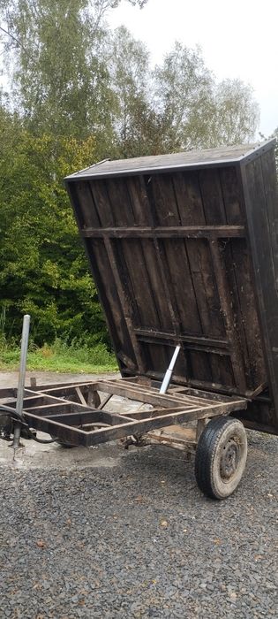 Przyczepa z kiprem i napędem