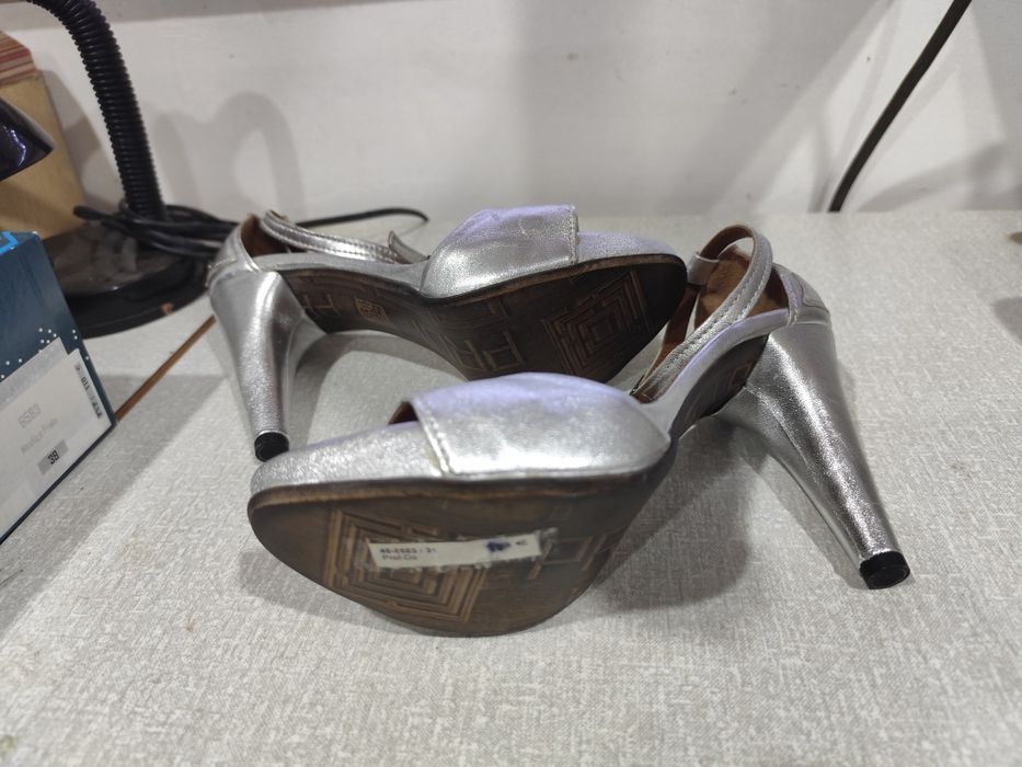 Sapatos de salto alto prateados NOVOS PROF