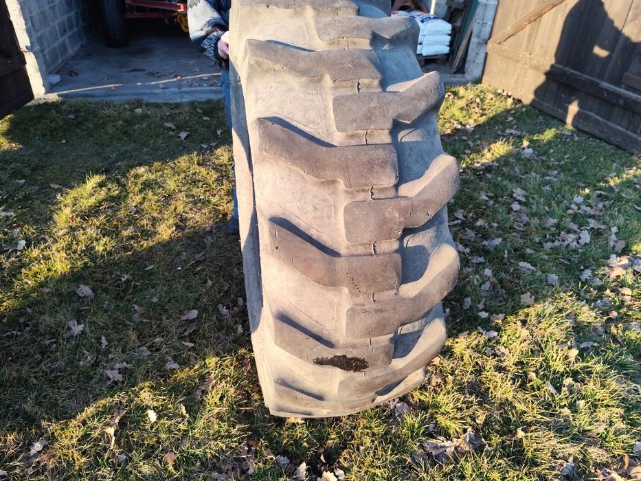 Opony 18.4-26 Alliance i Sitemaster w bardzo dobrym stanie.