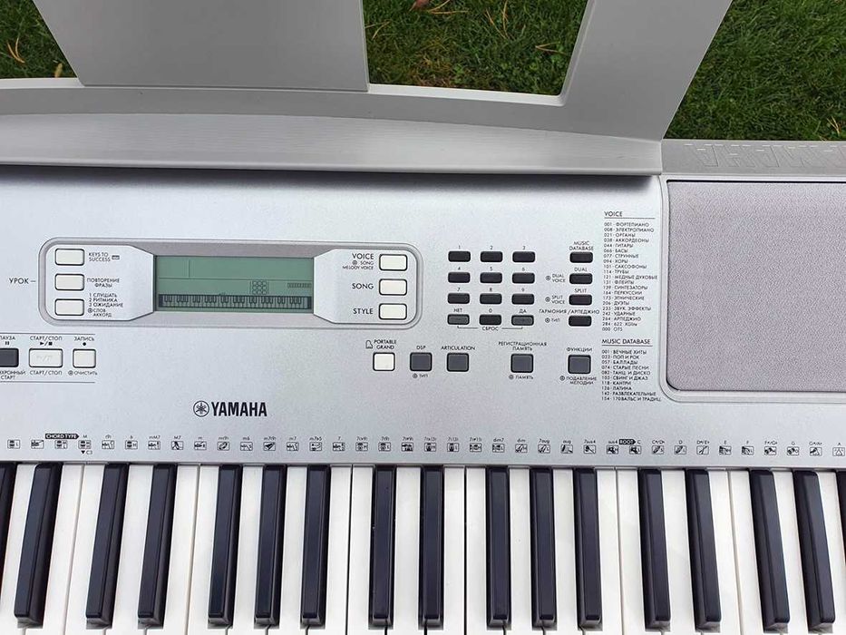 Синтезатор Yamaha YPT-370 (61-клавішна динамічна клавіатура)