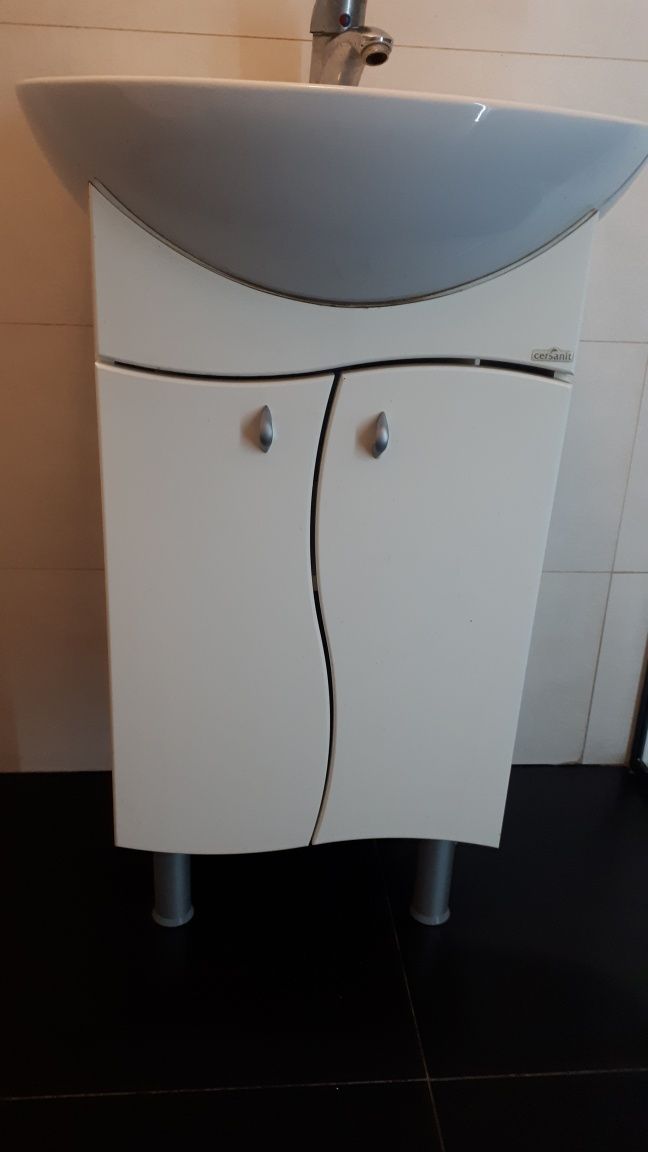 Szafka z umywalką z baterią