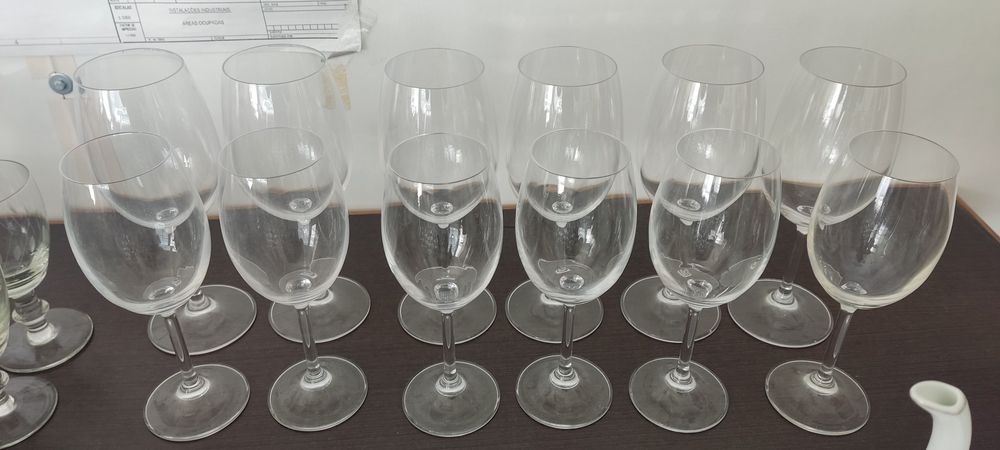 Conjuntos de copos e chávenas antigos.