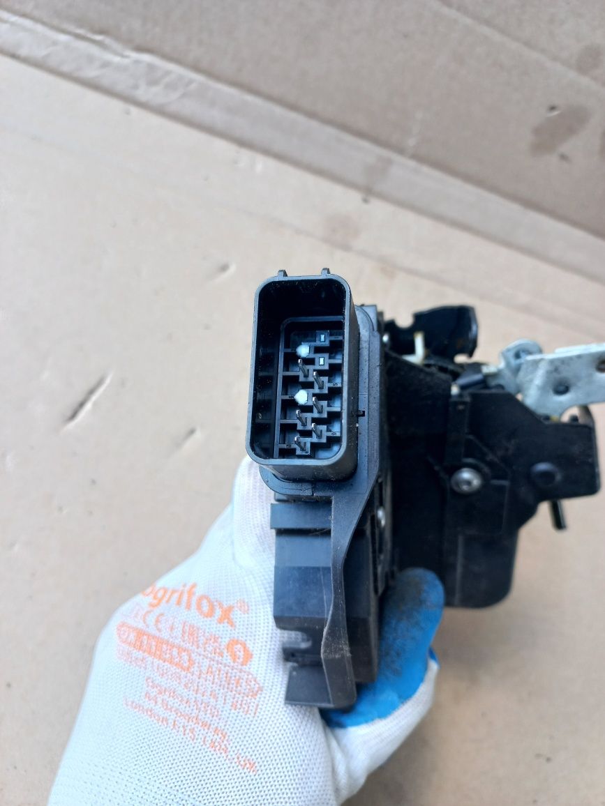 Zamek drzwi prawy przód ford 8m2a-r21812-aa