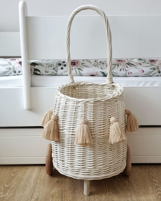 Wózek na zabawki wiklinowy dla dzieci handmade chwosty/pompony