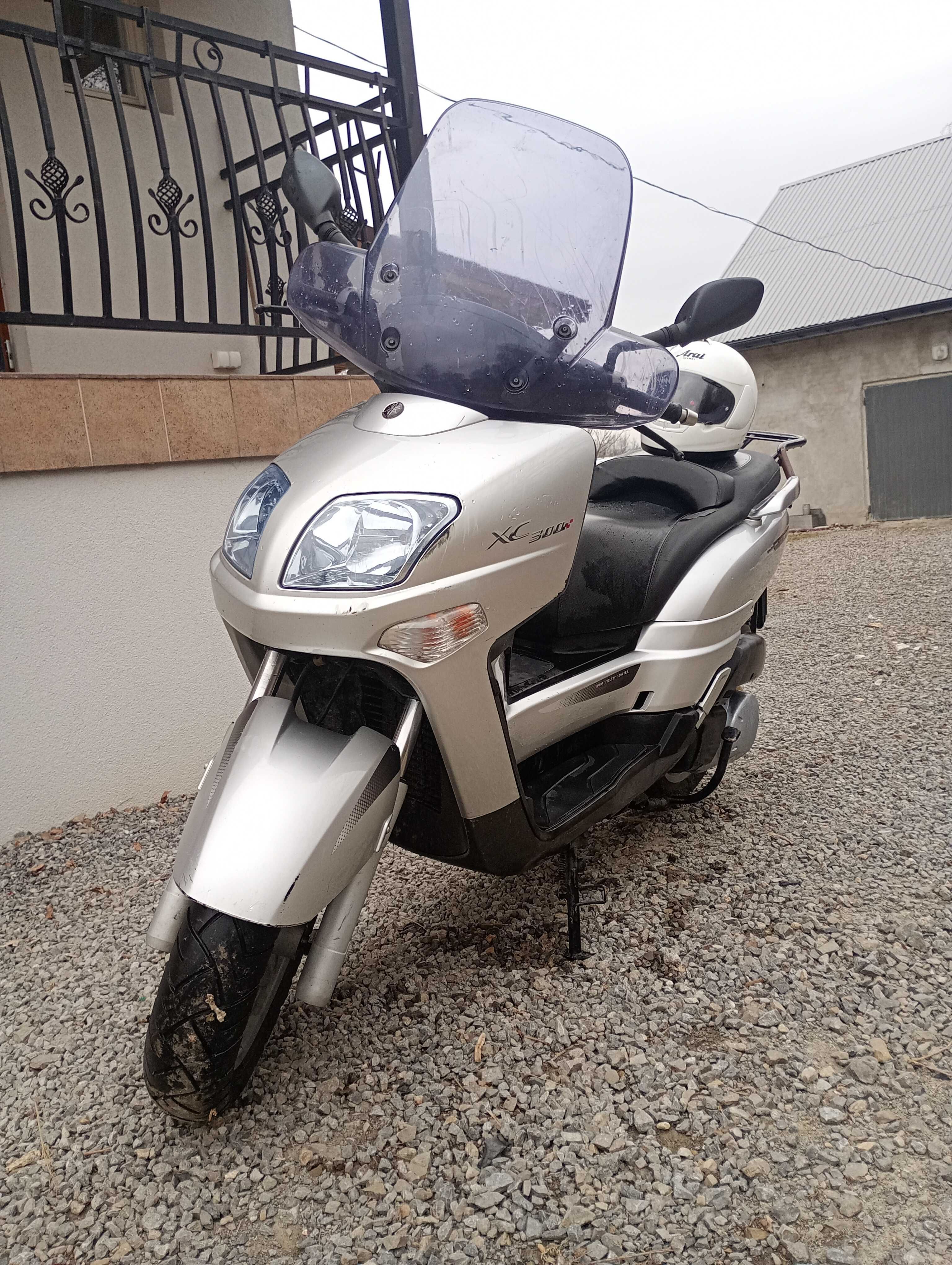 Yamaha XC 300. 4 lata w moim posiadaniu. Kask nie jest do sprzedaży.