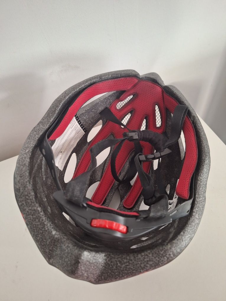 Kask rowerowy czarno-czerwony