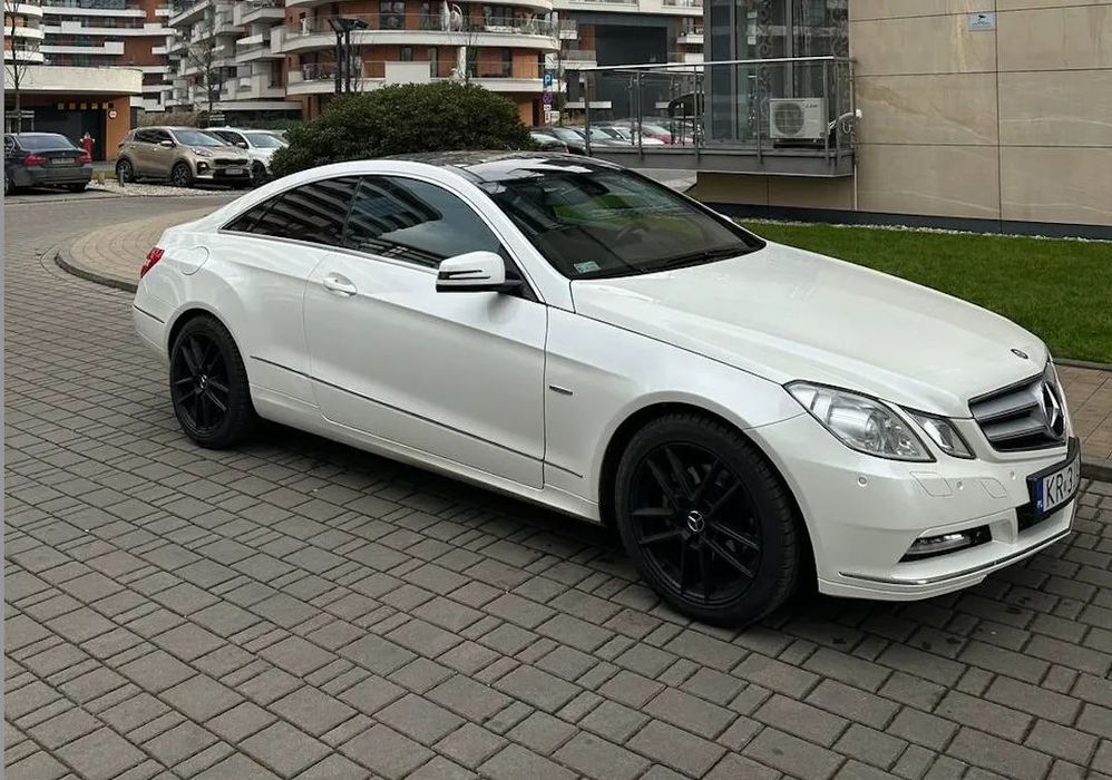 Mercedes-Benz Klasa E Mercedes-Benz E 200 CGI Turbo Coupe • Panorama • Biały