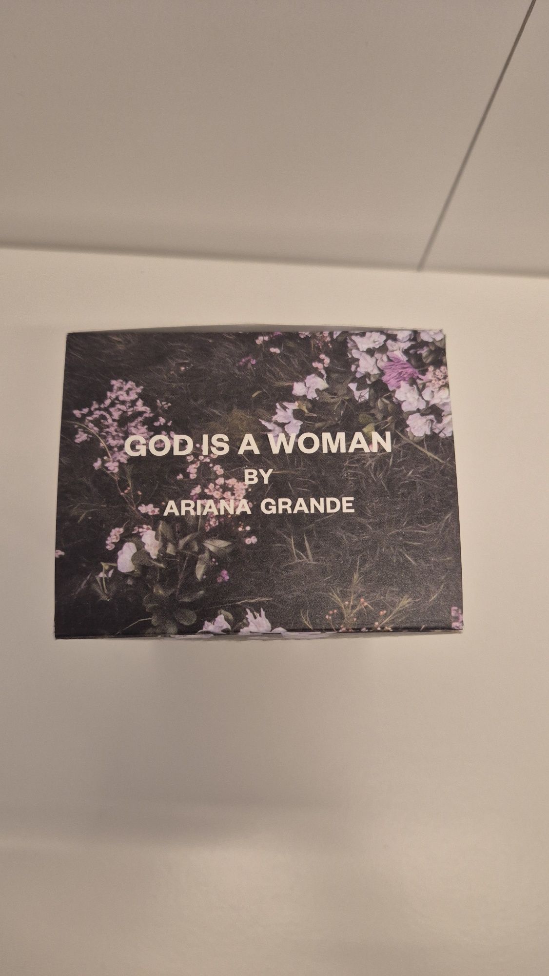 Pudełko po perfumach god is a woman Ariana Grande