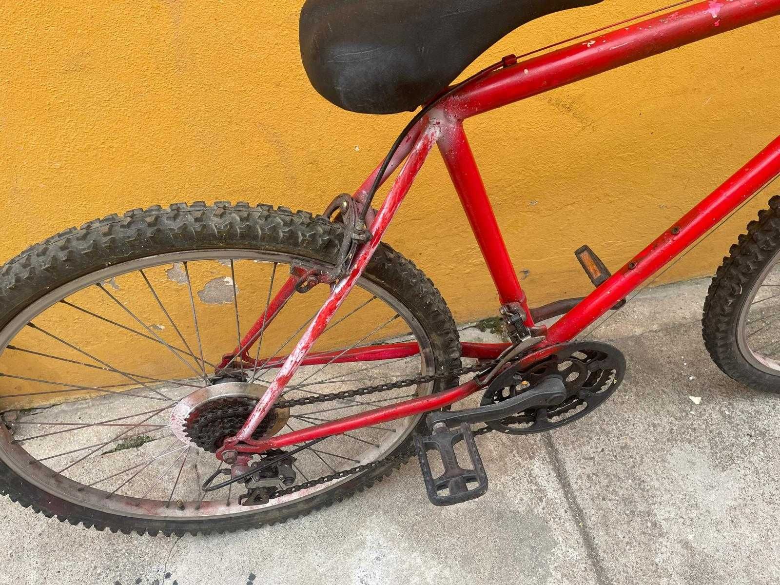 Bicicleta de montanha vermelha usada
