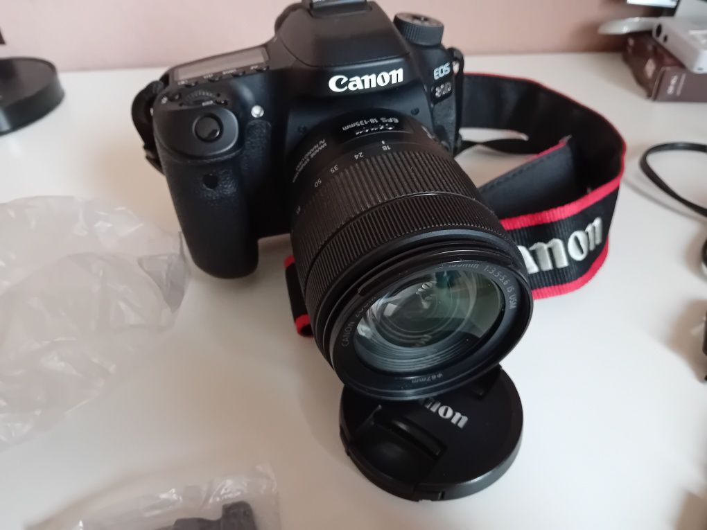 Aparat Canon 80d + obiektyw canon efs 18-135 + lampa błyskowa canon...