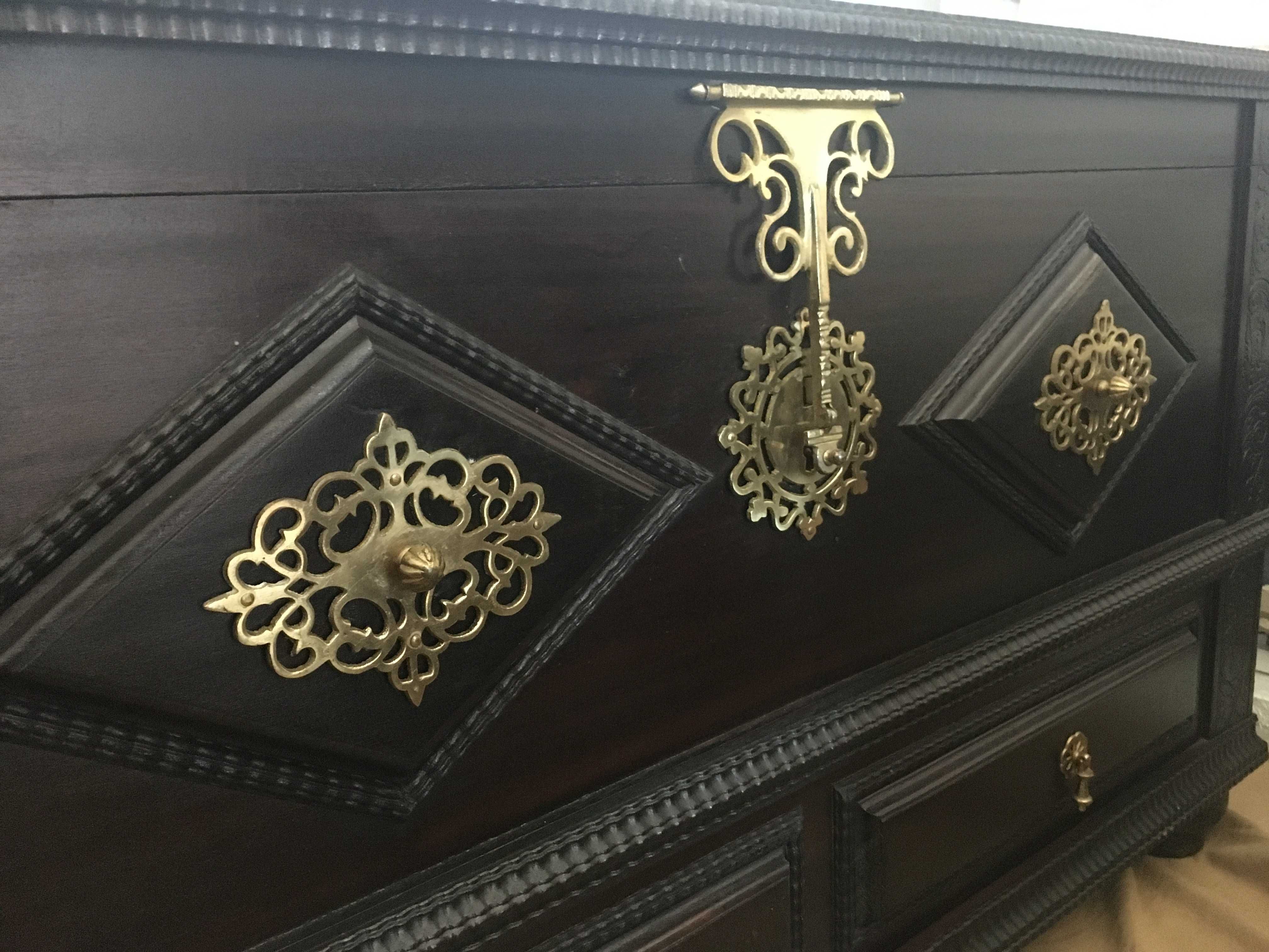 Arca de Madeira com Decoração Dourada