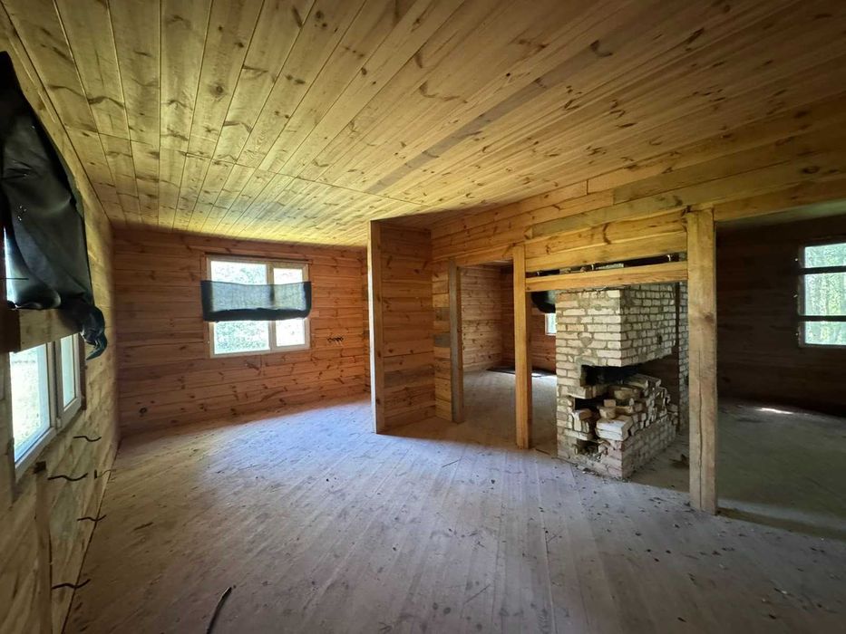 Будинок у сосновому лісі