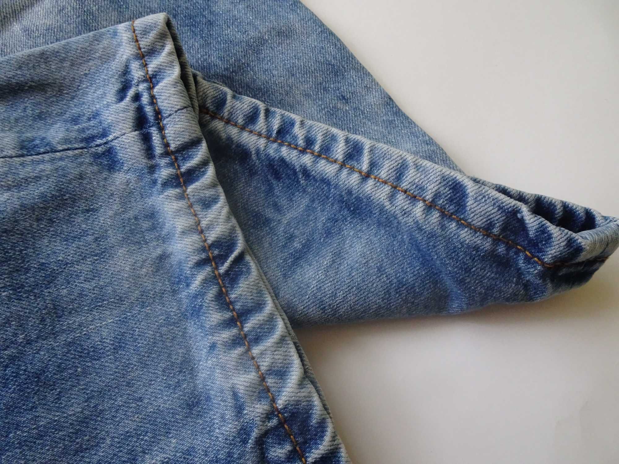 Niebieskie spodnie jeansowe męskie Reserved.