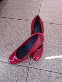 Sapatos vermelhos de senhora