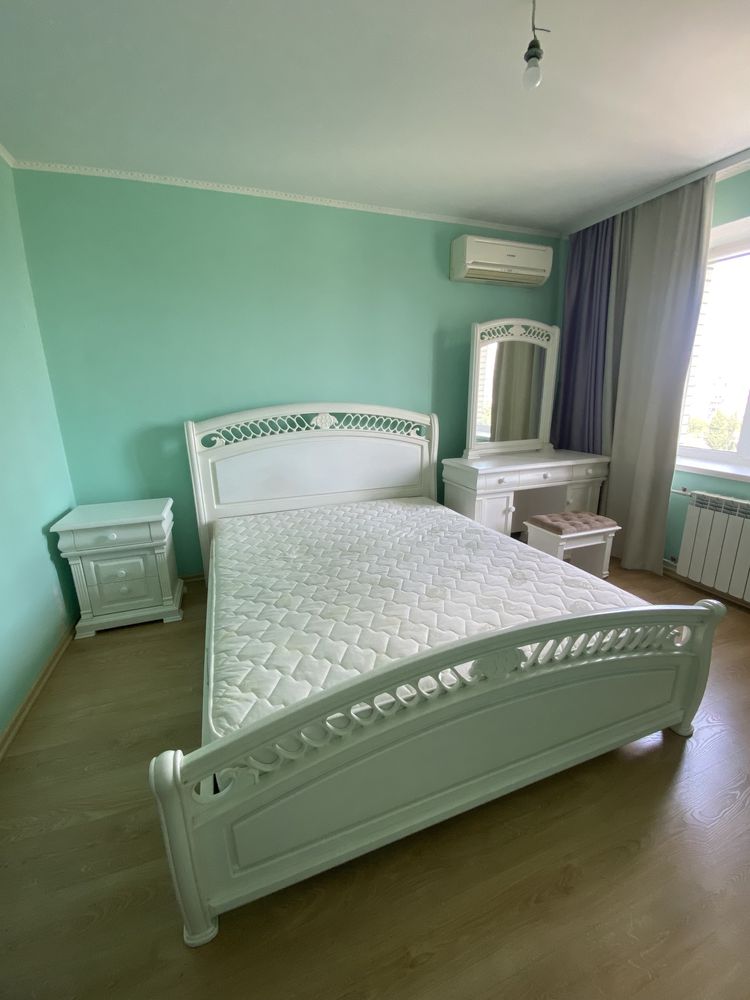 Спальний гарнітур, спальня біла з натурального дерева