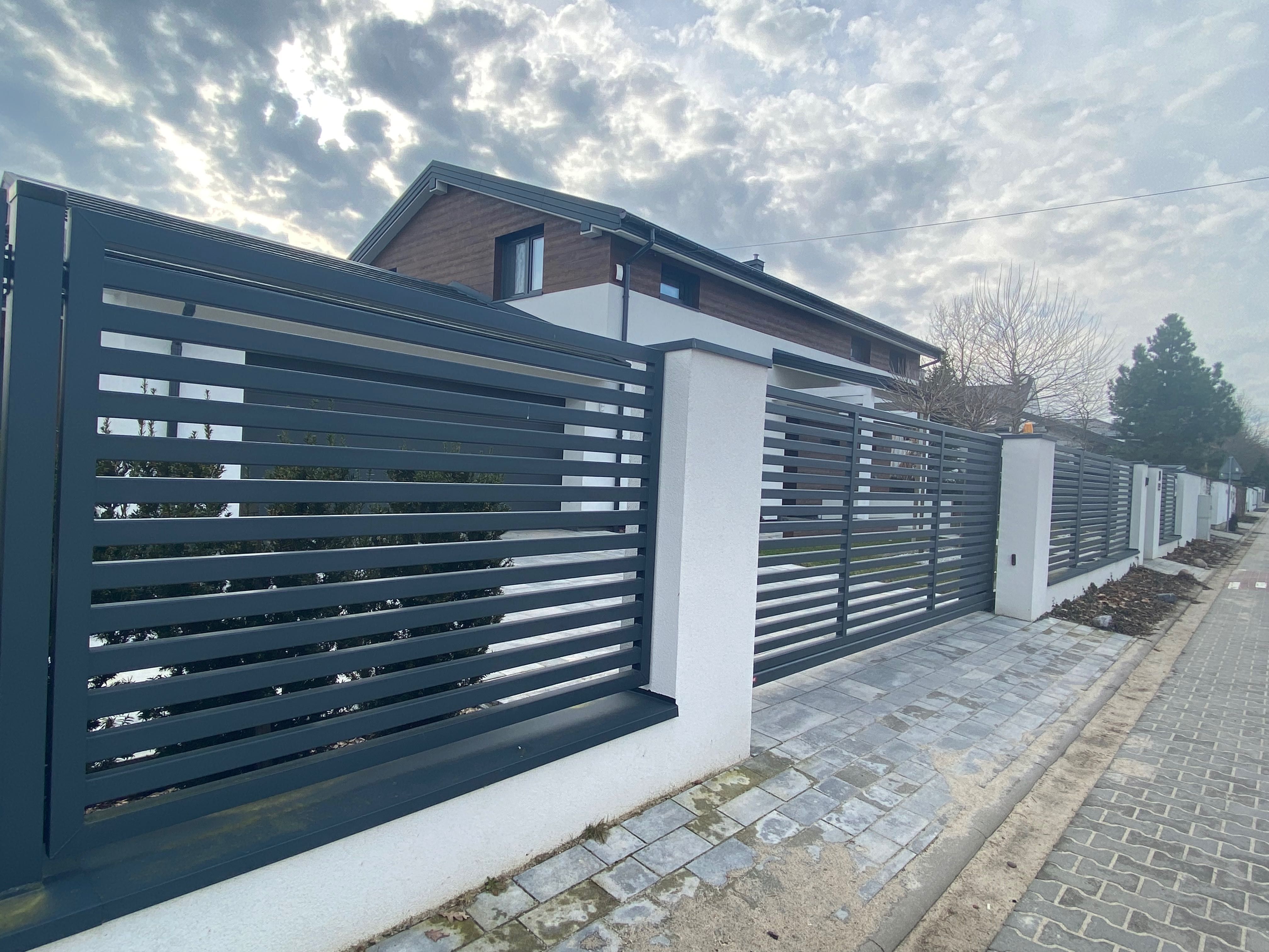 nowoczesne ogrodzenie palisadowe, brama łamana, furtka, automatyka