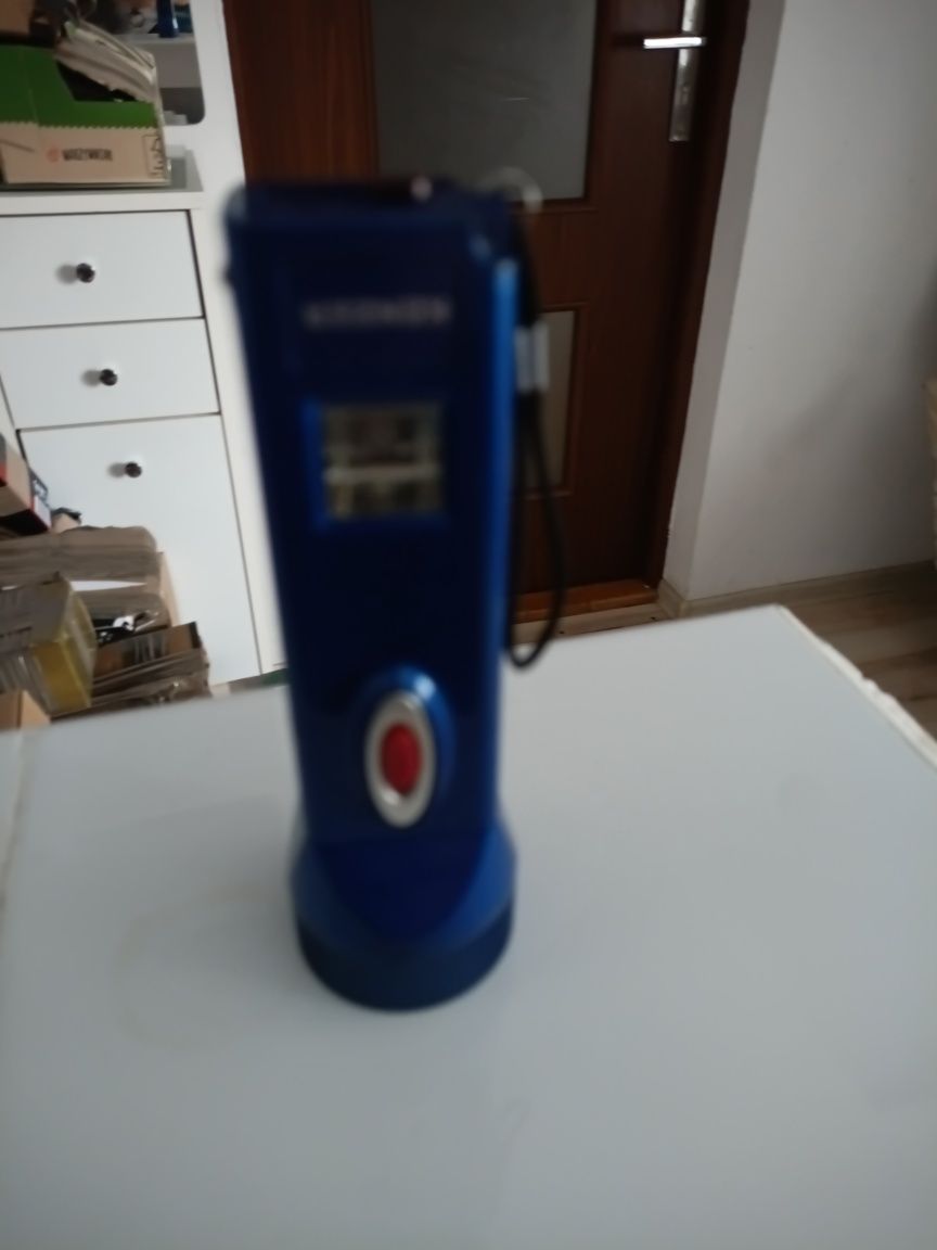 Latarka ładowana z sieci do naprawy