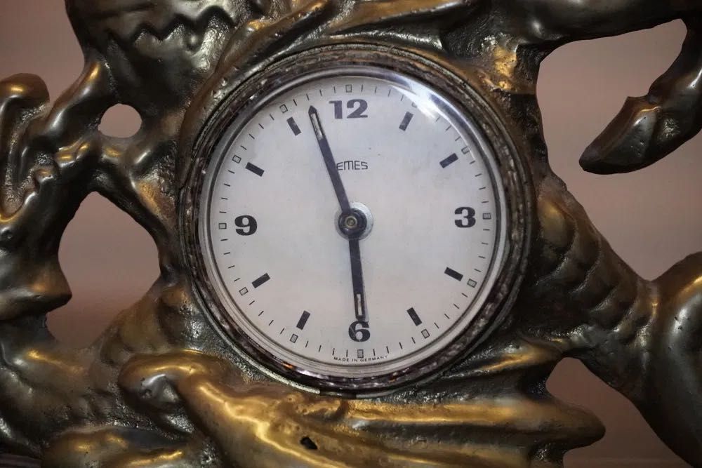 Stary mosiężny zegar kominkowy nakręcany mechaniczny Rycerz na koniu