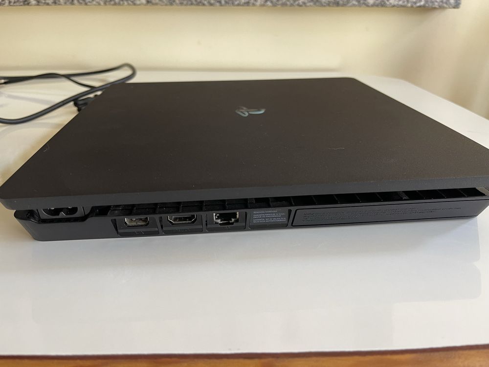 Playstation 4 slim 1TB c/ jogo e 1 comando