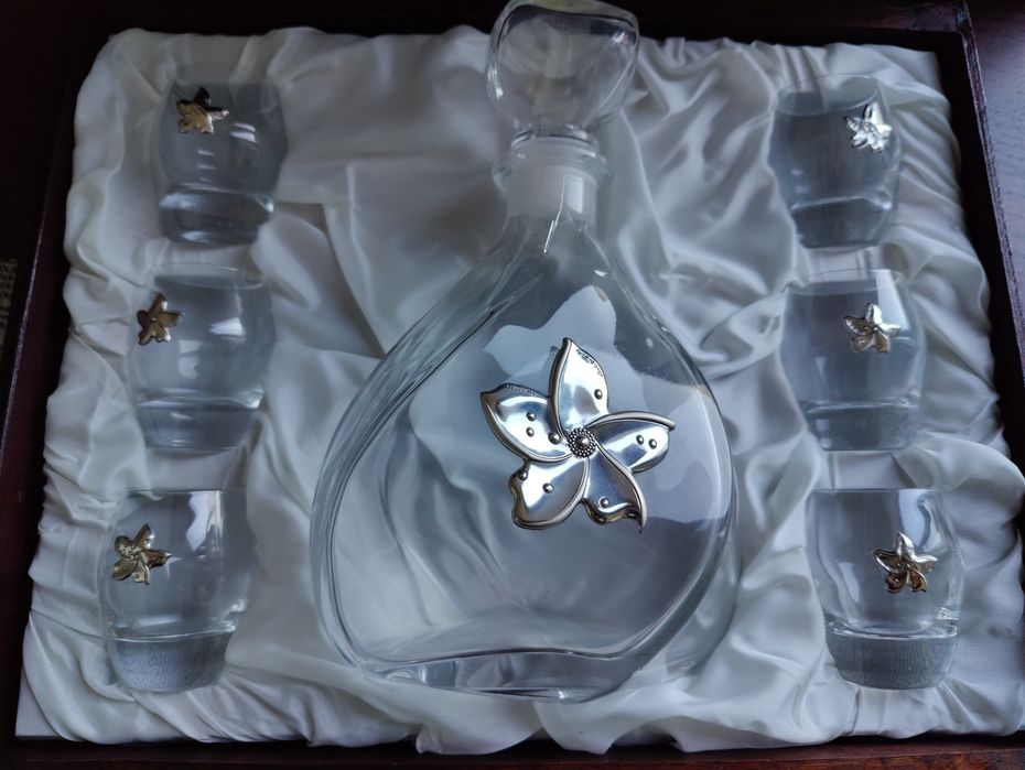 Conjunto de garrafas e copos licor