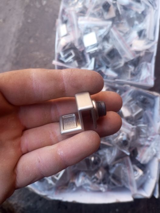 РУЧКА ДЛЯ СКЛЯНИХ ДВЕРЕЙ хром макс= 6 мм 20 х 28мм ціна договірна