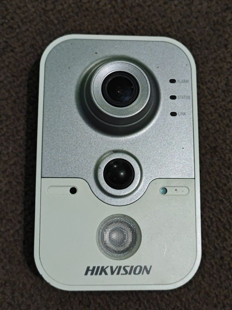 Продам IP камеру Hikvision ds-2cd2410f-iw 2.8