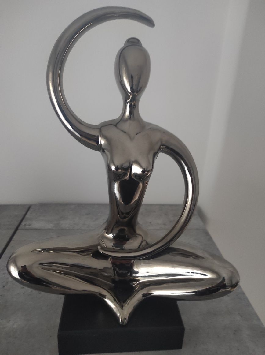Figura estatueta estátua decorativa yoga ioga lady prateado base preta