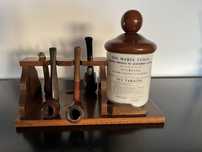 Suporte antigo em madeira com 2 cachimbos e frasco para tabaco