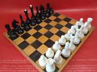 Советские большие пластиковые шахматы на большой деревянной доске