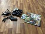 Xbox 360 com comandos e jogos