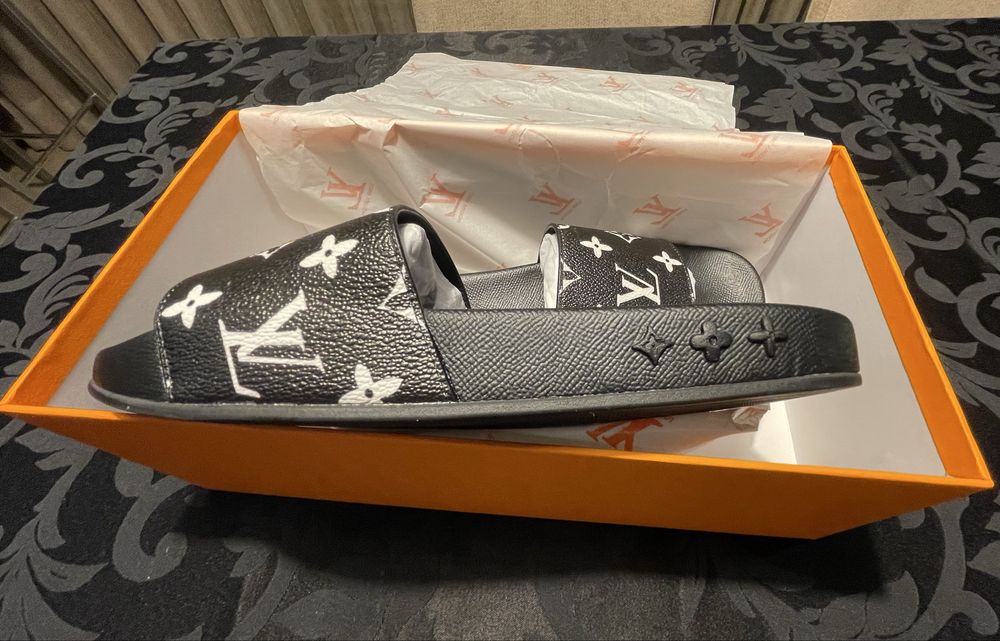 Chinelos Louis Vuitton