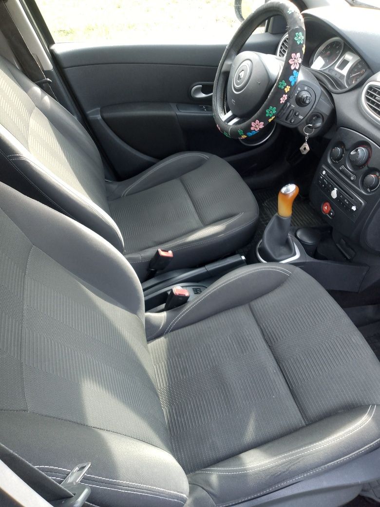 Renault Clio rok 2009 opłaty na rok