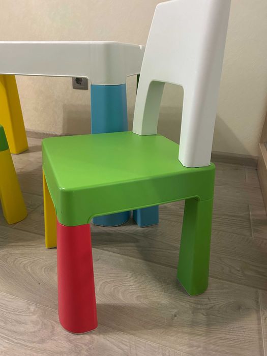 продам дитячий столик з стільцями