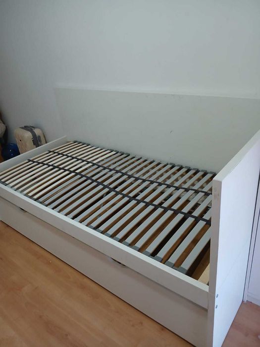 Cama e roupeiro de criança