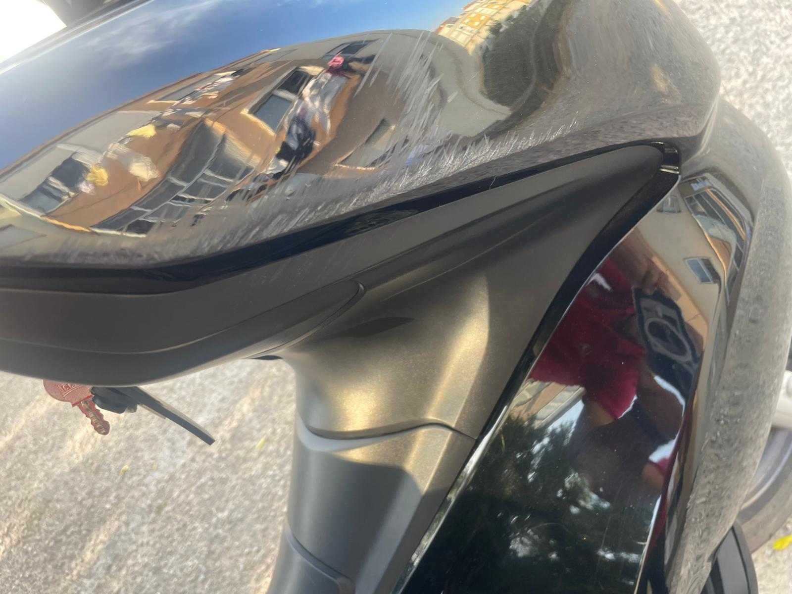 Vendo pcx 125 muito bem estimada e com. Poucos km