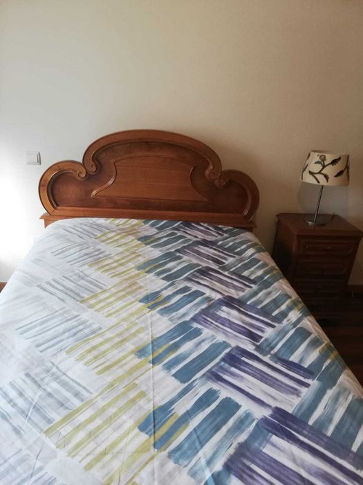 Cama Casal e Lavatório com torneira.