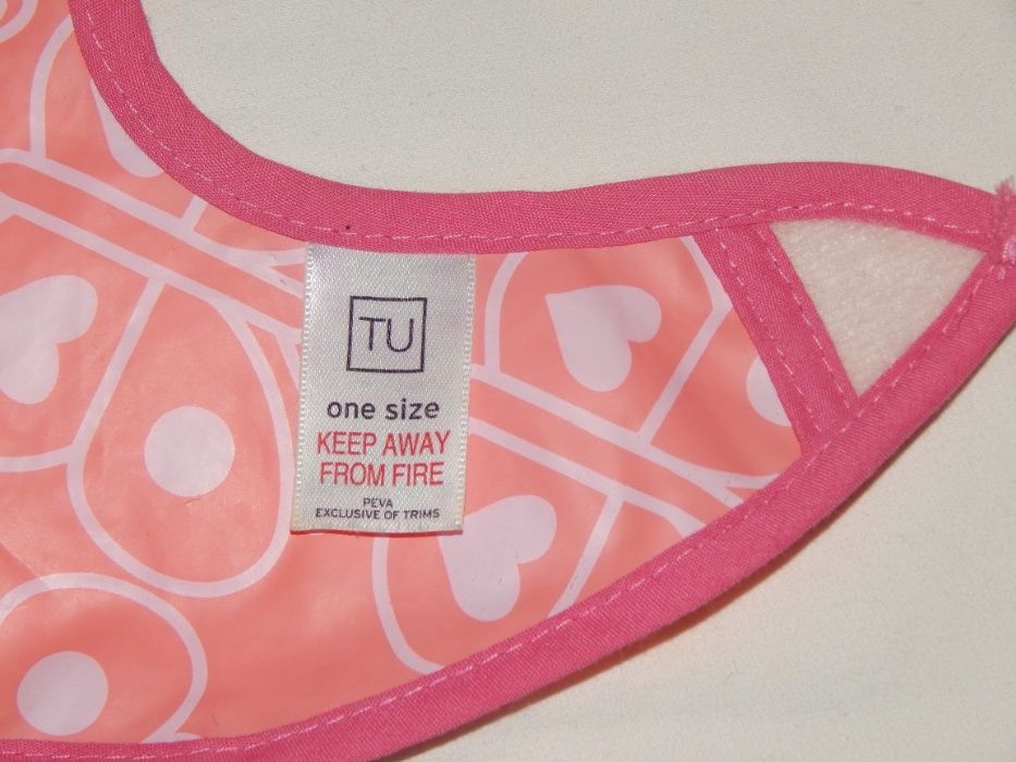 Розовый слюнявчик TU с застежкой-липучкой.