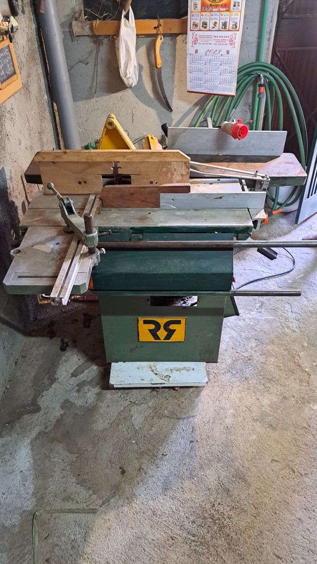 Máquina de carpintaria trifásica.