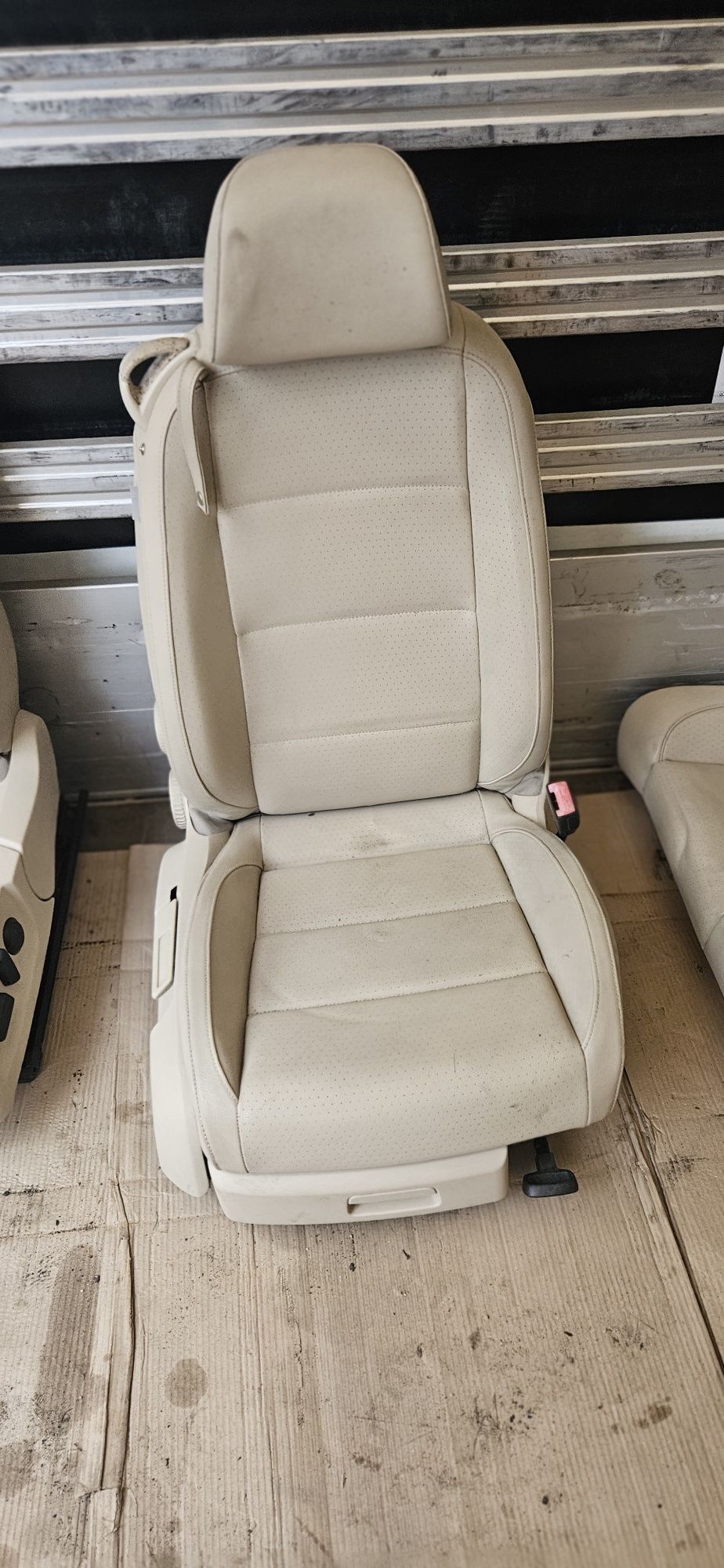 VW Eos 2007 Cabrio fotele siedzenia fotel kanapa przod tył skóra