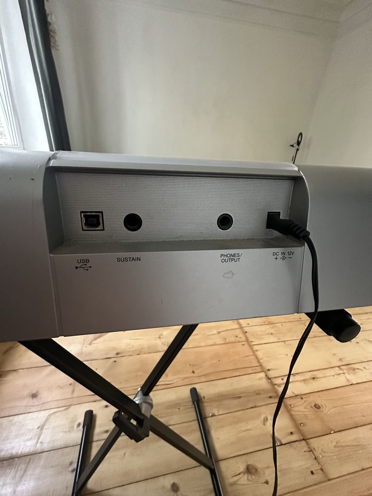 Синтезатор Yamaha Portable Grand DGX-205 з підставкою
