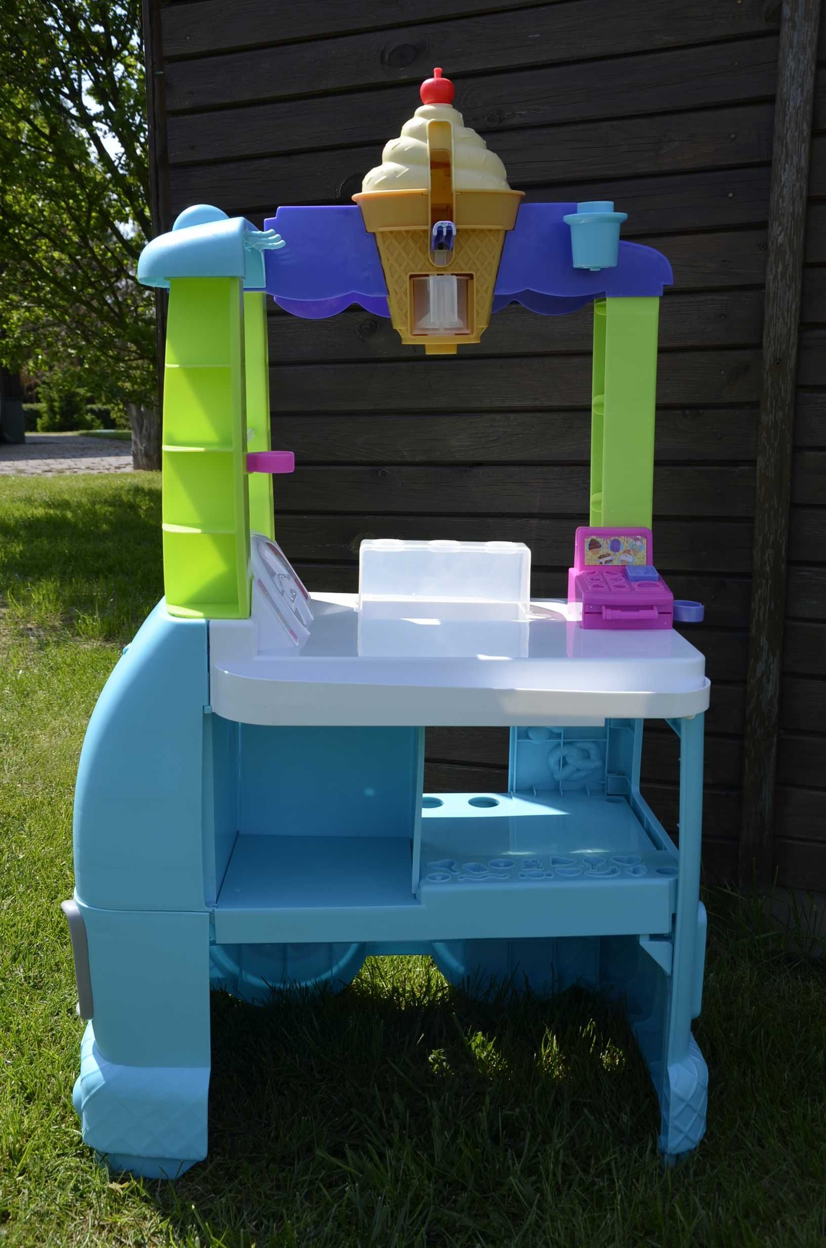 duża lodziarnia jak samochód PlayDoh