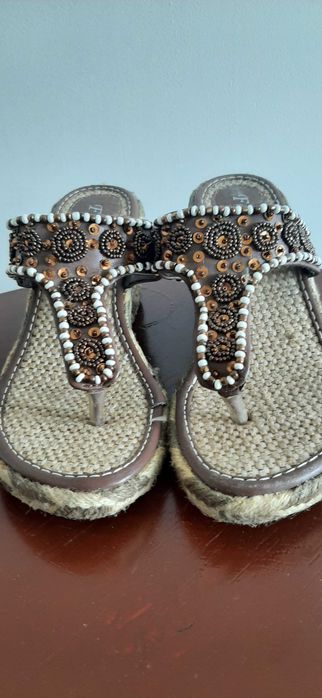 Japonki na koturnie 38 z koralikami na lato