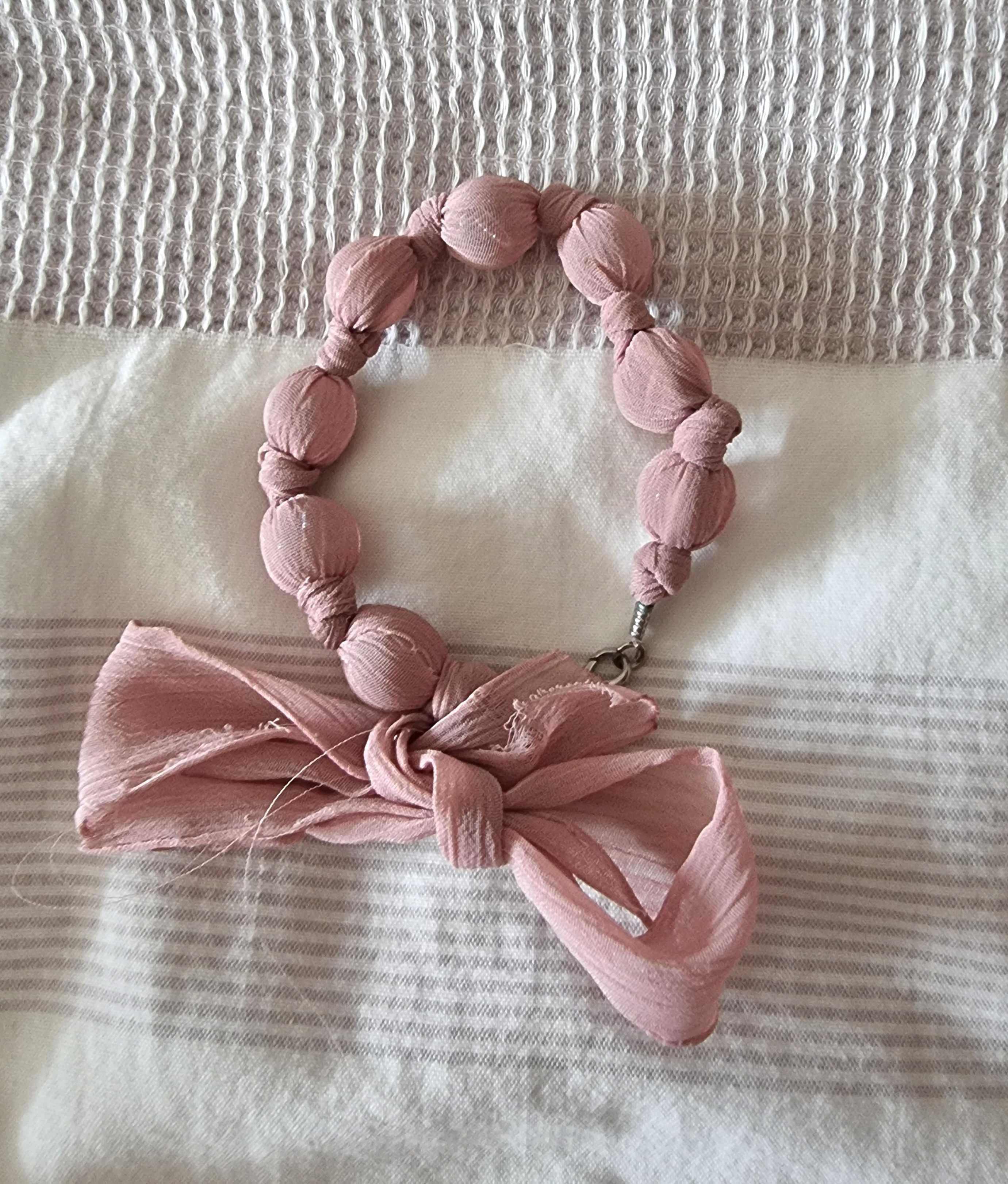 Pulseira cor-de-rosa com tecido