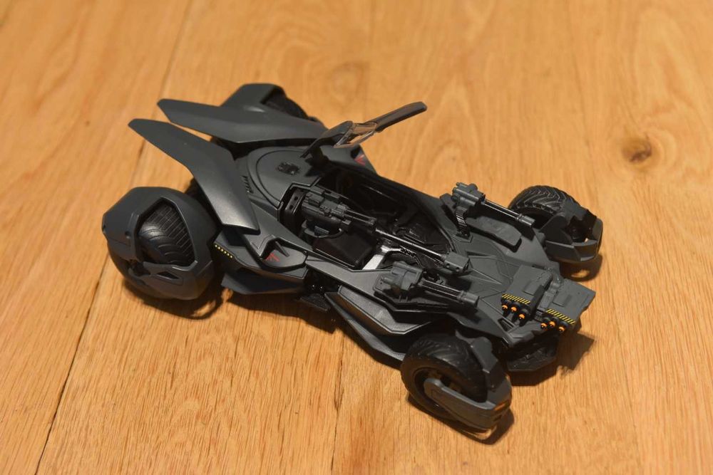 Batmobile Justice League Diecast 1/24 z figurką Batman od Jada Toys!!!